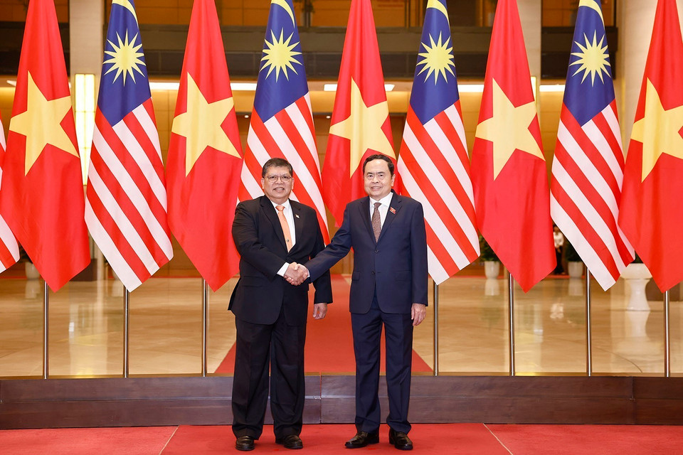 Chủ tịch Quốc hội Trần Thanh Mẫn và Chủ tịch Hạ viện Malaysia Tan Sri Dato’ Johari Bin Abdul chụp ảnh chung. (Ảnh: Doãn Tấn/TTXVN)