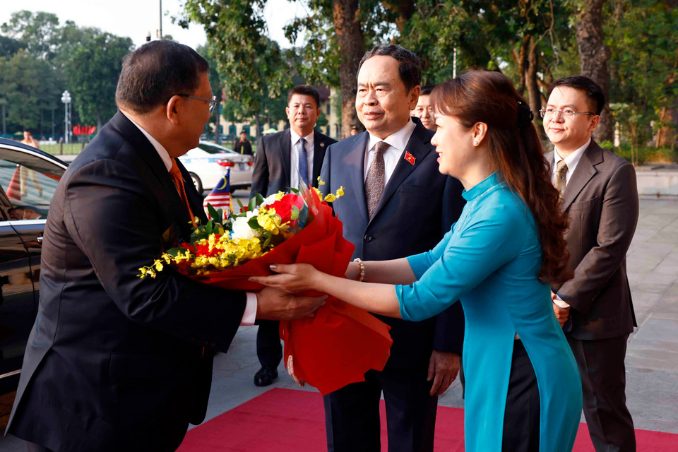 Chủ tịch Quốc hội Trần Thanh Mẫn đón Chủ tịch Hạ viện Malaysia Tan Sri Dato’ Johari Bin Abdul. (Ảnh: Doãn Tấn/TTXVN)