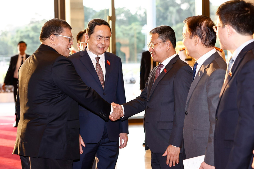 Chủ tịch Quốc hội Trần Thanh Mẫn đón Chủ tịch Hạ viện Malaysia Tan Sri Dato’ Johari Bin Abdul. (Ảnh: Doãn Tấn/TTXVN)