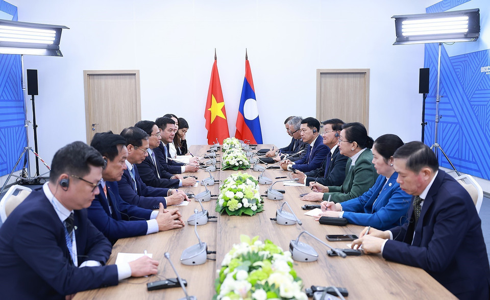 Chiều 23/10 (giờ địa phương), Thủ tướng Phạm Minh Chính gặp Tổng Bí thư, Chủ tịch nước Lào Thongloun Sisoulith. (Ảnh: Dương Giang/TTXVN)