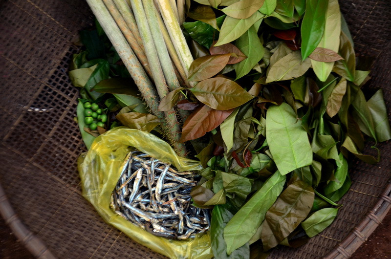 Đặc biệt nhất là khi chế biến, nguyên liệu được nhồi vào ống lồ ô và được nướng trên bếp lửa cho đến khi chín mềm. (Ảnh: Hưng Thịnh/TTXVN)