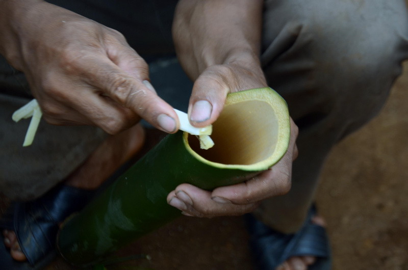 Nguyên liệu bao gồm các sản phẩm đặc trưng của núi rừng Tây nguyên như lá bép (rau nhíp), đọt mây, cá suối… (Ảnh: Hưng Thịnh/TTXVN)