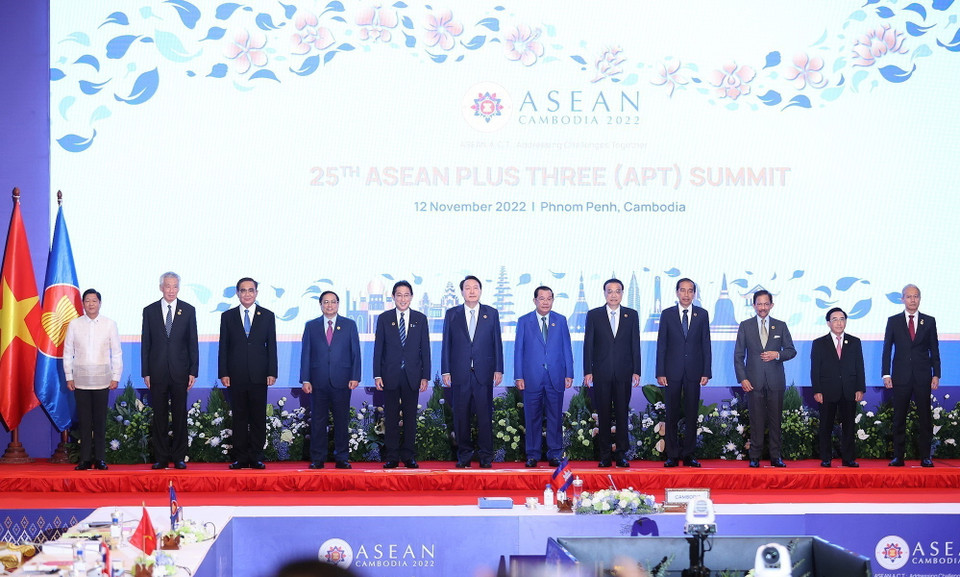 Trưởng đoàn các nước ASEAN và Thủ tướng Trung Quốc Lý Khắc Cường, Thủ tướng Nhật Bản Kishida Fumio và Tổng thống Hàn Quốc Yoon Suk-yeol chụp ảnh chung. (Ảnh: Dương Giang/TTXVN)