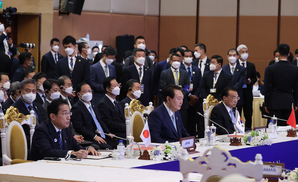 Thủ tướng Trung Quốc Lý Khắc Cường, Thủ tướng Nhật Bản Kishida Fumio và Tổng thống Hàn Quốc Yoon Suk-yeol dự hội nghị. (Ảnh: Dương Giang/TTXVN)
