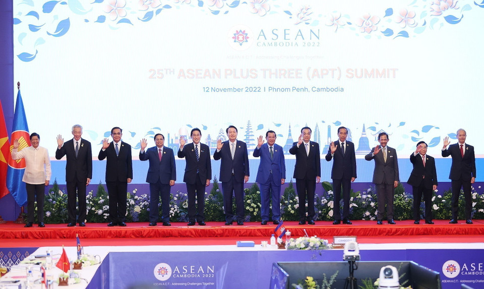 Trưởng đoàn các nước ASEAN và Thủ tướng Trung Quốc Lý Khắc Cường, Thủ tướng Nhật Bản Kishida Fumio và Tổng thống Hàn Quốc Yoon Suk-yeol chụp ảnh chung. (Ảnh: Dương Giang/TTXVN)