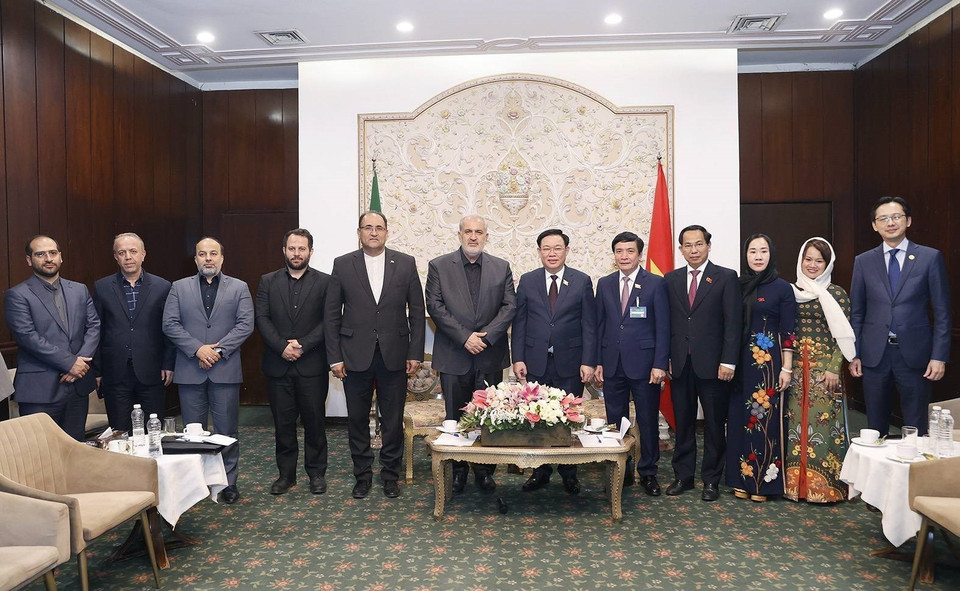 Chủ tịch Quốc hội Vương Đình Huệ và Bộ trưởng Bộ Công nghiệp, Mỏ và Thương mại Iran Abbas Aliabadi chụp ảnh lưu niệm. (Ảnh: Doãn Tấn/TTXVN)