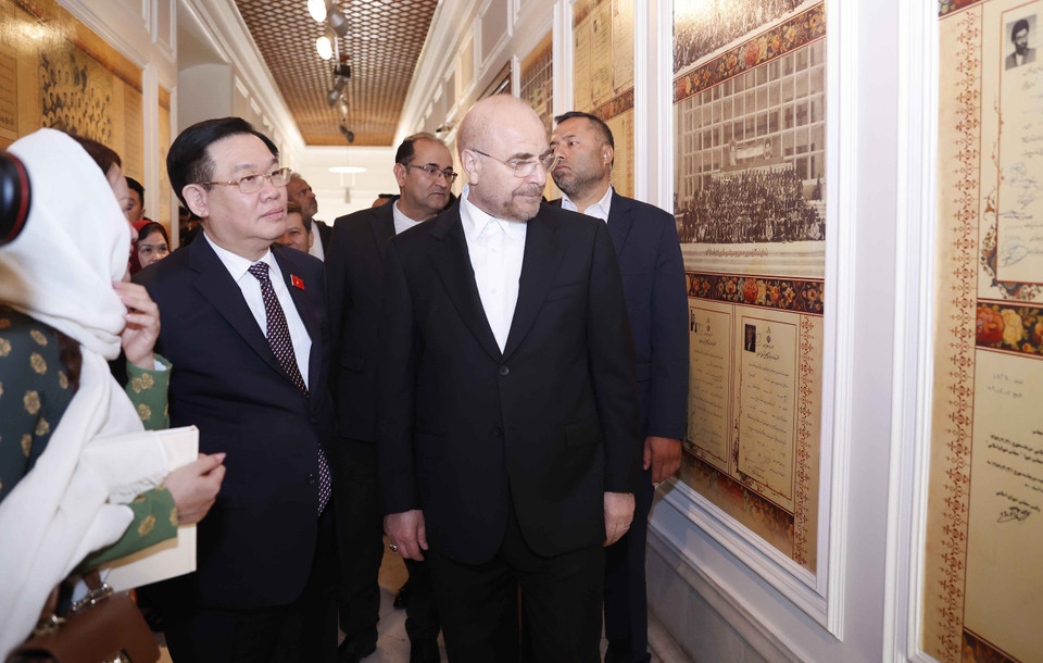 Chủ tịch Quốc hội Vương Đình Huệ thăm Bảo tàng Quốc hội Iran. (Ảnh: Doãn Tấn/TTXVN)