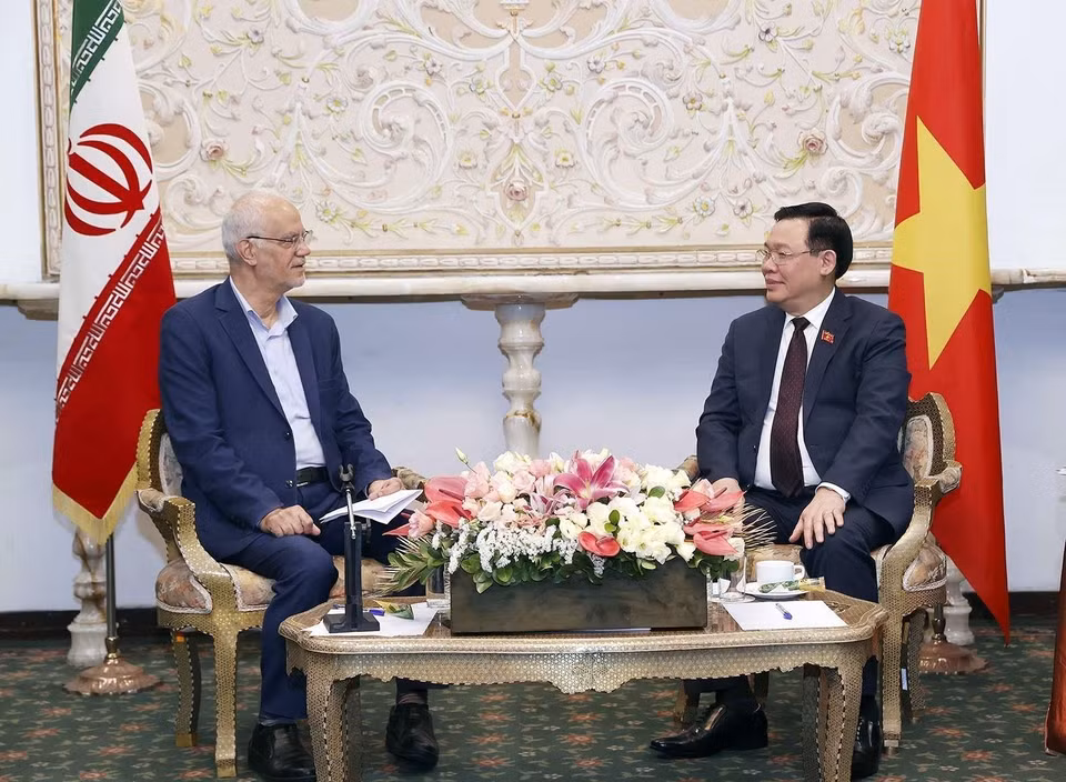 Chủ tịch Quốc hội Vương Đình Huệ tiếp Chủ tịch Hội Hữu nghị Iran-Việt Nam Seyed Kamal Sajjadi. (Ảnh: Doãn Tấn/TTXVN)
