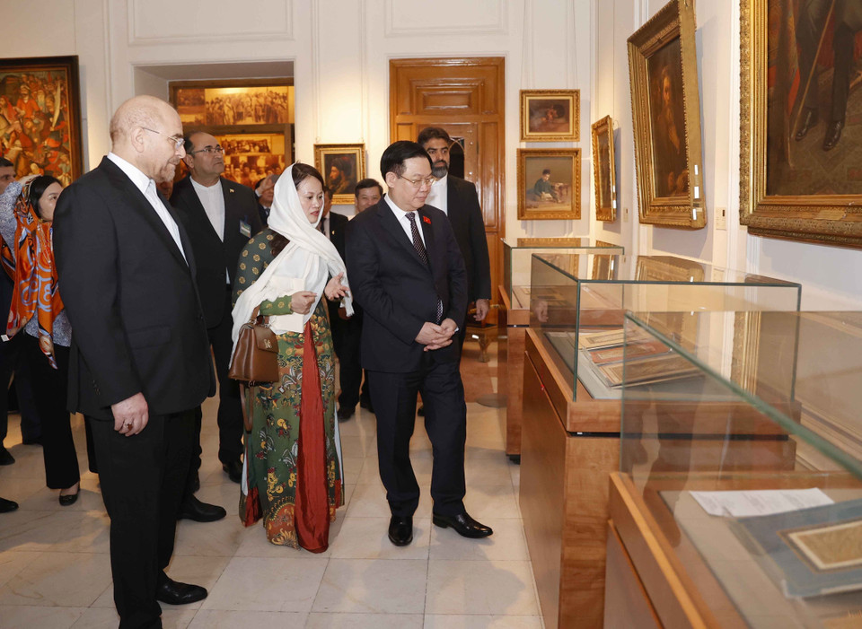 Chủ tịch Quốc hội Vương Đình Huệ thăm Bảo tàng Quốc hội Iran. (Ảnh: Doãn Tấn/TTXVN)