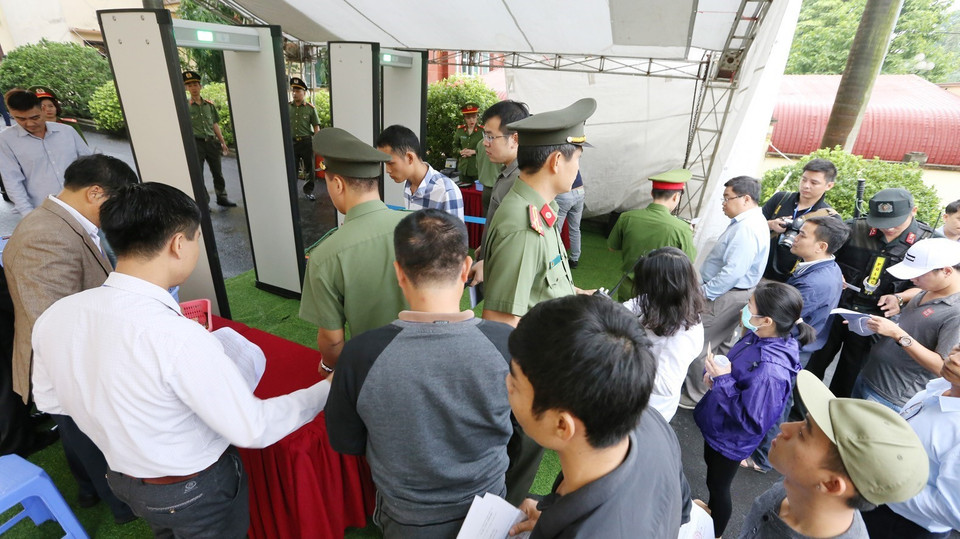 Lực lượng công an đảm bảo an ninh trật tự tại phiên tòa. (Ảnh: Trung Kiên/TTXVN)