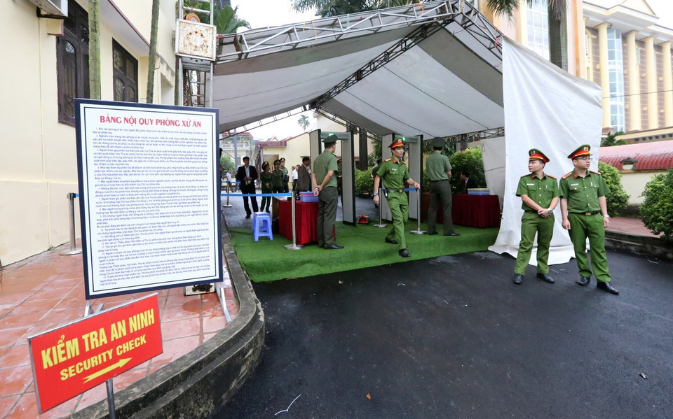 Lực lượng công an đảm bảo an ninh trật tự tại phiên tòa. (Ảnh: Trung Kiên/TTXVN)