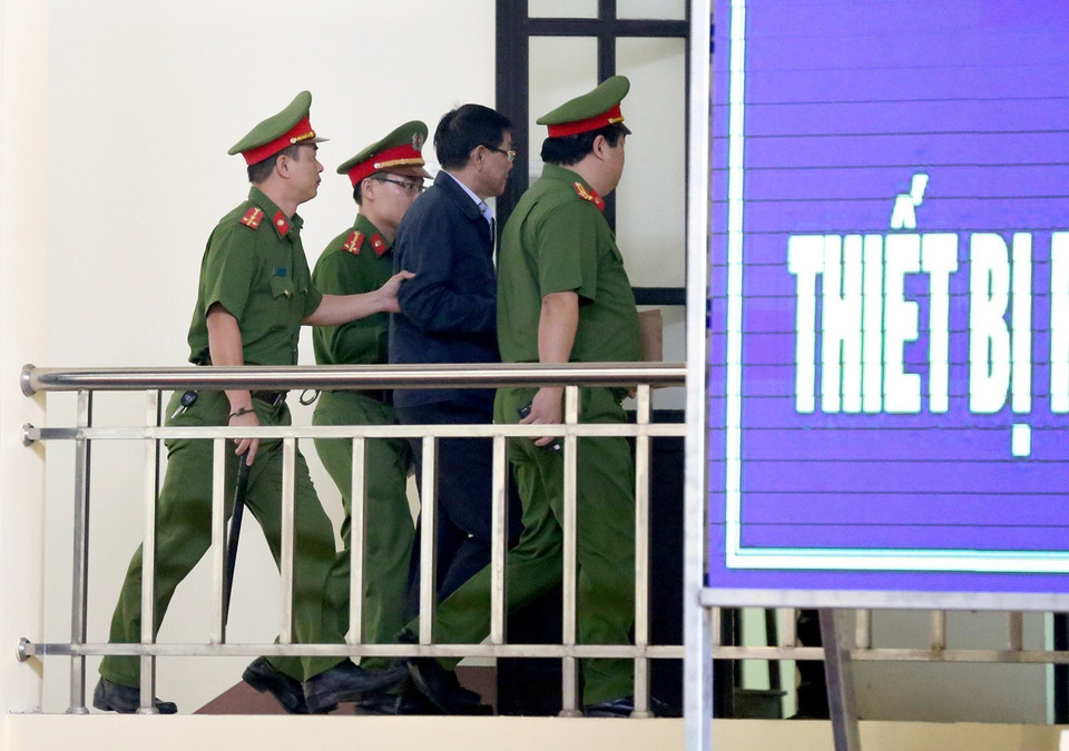 Dẫn giải bị cáo Phan Văn Vĩnh, nguyên Tổng Cục trưởng Tổng cục Cảnh sát vào phòng chờ xét xử. (Ảnh: Trung Kiên/TTXVN)