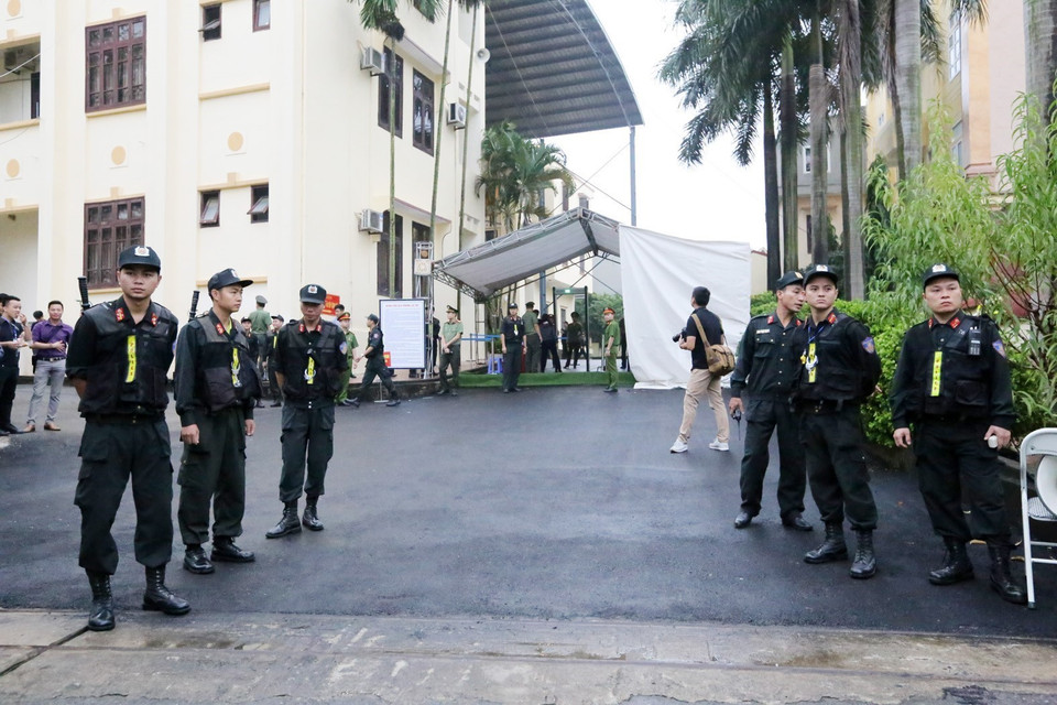 Lực lượng công an đảm bảo an ninh trật tự tại phiên tòa. (Ảnh: Trung Kiên/TTXVN)
