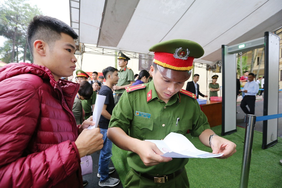 Lực lượng công an đảm bảo an ninh trật tự tại phiên tòa. (Ảnh: Trung Kiên/TTXVN)
