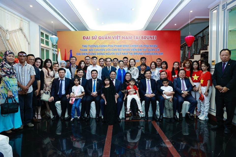 Đoàn đại biểu cấp cao Việt Nam và cán bộ, nhân viên Đại sứ quán và đại diện cộng đồng người Việt Nam tại Brunei. (Ảnh: Dương Giang/TTXVN)