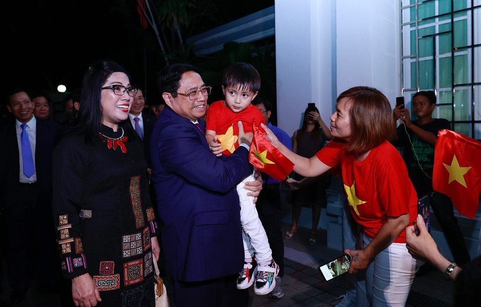 Thủ tướng Chính phủ Phạm Minh Chính với đại diện cộng đồng người Việt Nam tại Brunei. (Ảnh: Dương Giang/TTXVN)