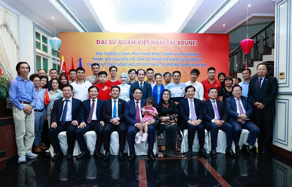 Đoàn đại biểu cấp cao Việt Nam và cán bộ, nhân viên Đại sứ quán, đại diện cộng đồng người Việt Nam tại Brunei. (Ảnh: Dương Giang/TTXVN)