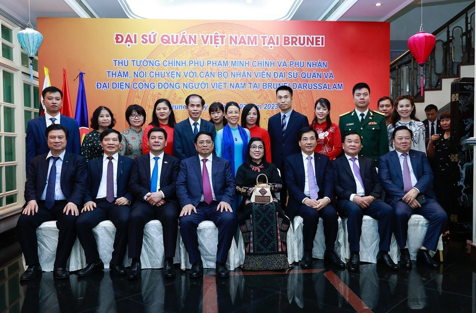 Đoàn đại biểu cấp cao Việt Nam và cán bộ, nhân viên Đại sứ quán và đại diện cộng đồng người Việt Nam tại Brunei. (Ảnh: Dương Giang/TTXVN)