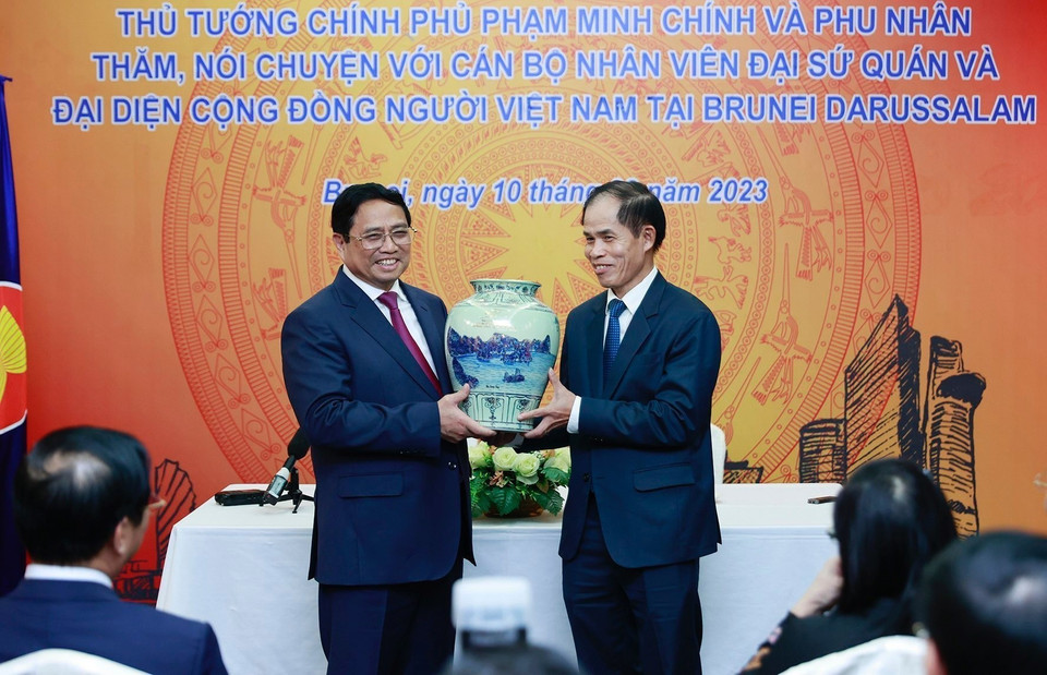 Thủ tướng Chính phủ Phạm Minh Chính tặng quà cho Đại sứ quán Việt Nam tại Brunei. (Ảnh: Dương Giang/TTXVN)