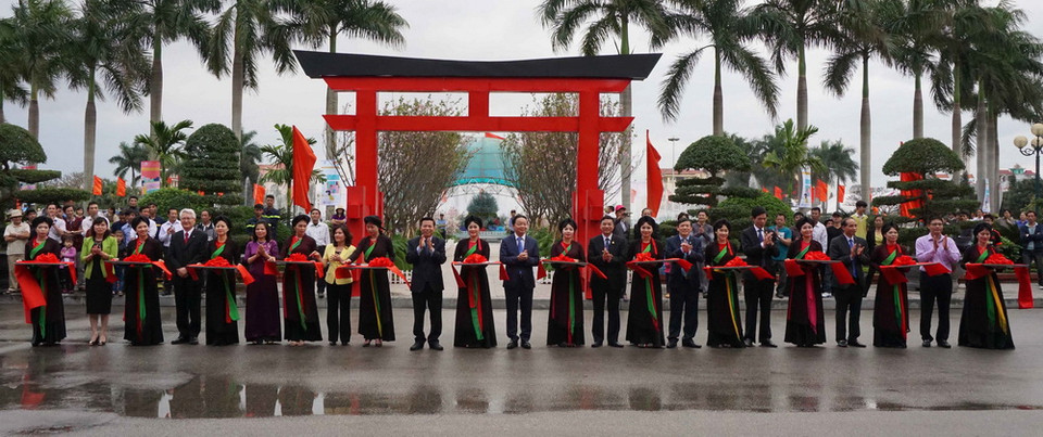 Cắt băng khai mạc Triển lãm hoa anh đào Nhật Bản. (Ảnh: Diệp Trương/TTXVN)