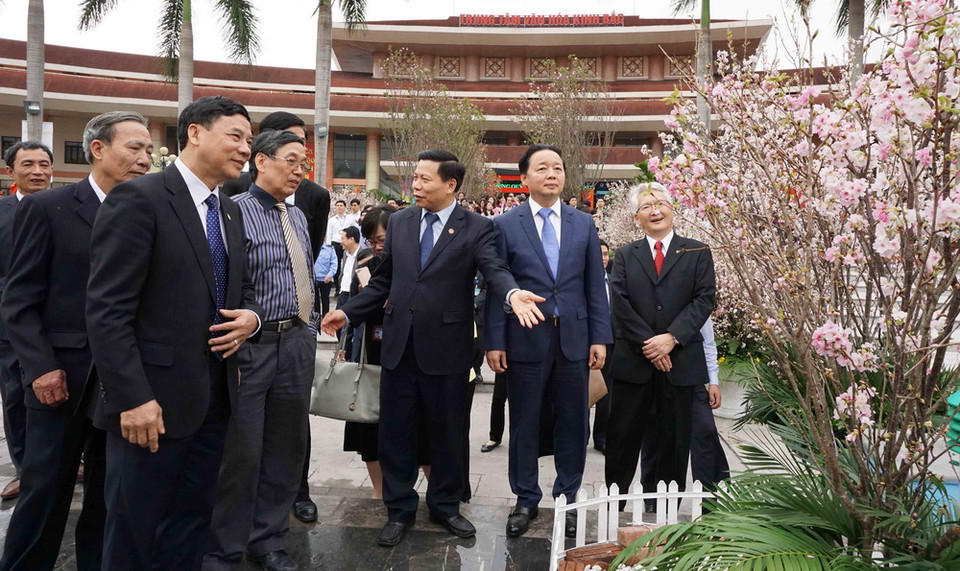 Lãnh đạo Bộ Tài nguyên Môi trường và lãnh đạo tỉnh Bắc Ninh tham quan Triển lãm. Ảnh: Diệp Trương-TTXVN