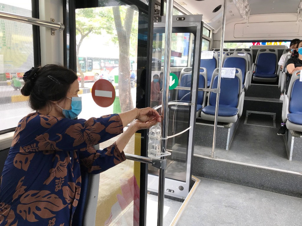 Trên xe có để lọ dung dịch khử khuẩn để hành khách sử dụng nhằm phòng chống COVID-19 hiệu quả. (Ảnh: CTV/Vietnam+)