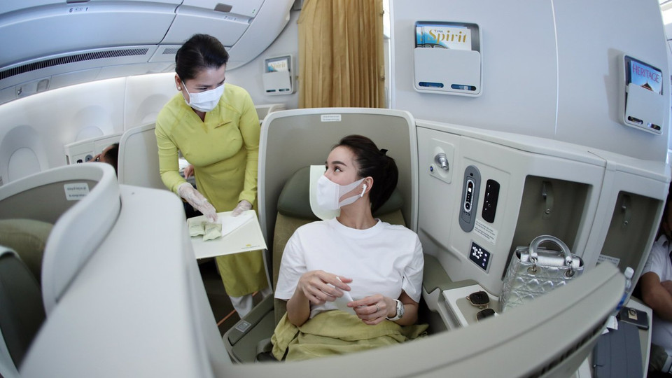 Tiếp viên hàng không Vietnam Airlines cũng thực hiện nghiêm các biện pháp phòng dịch. (Ảnh: CTV/Vietnam+)