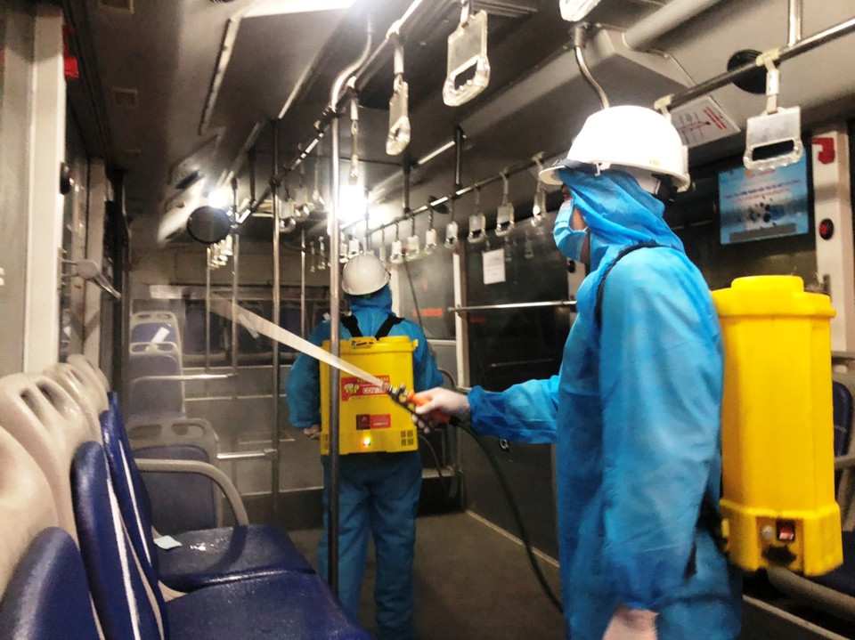 Toàn bộ xe buýt sau khi về bến vào cuối ngày đều được phun khử khuẩn. (Ảnh: CTV/Vietnam+)