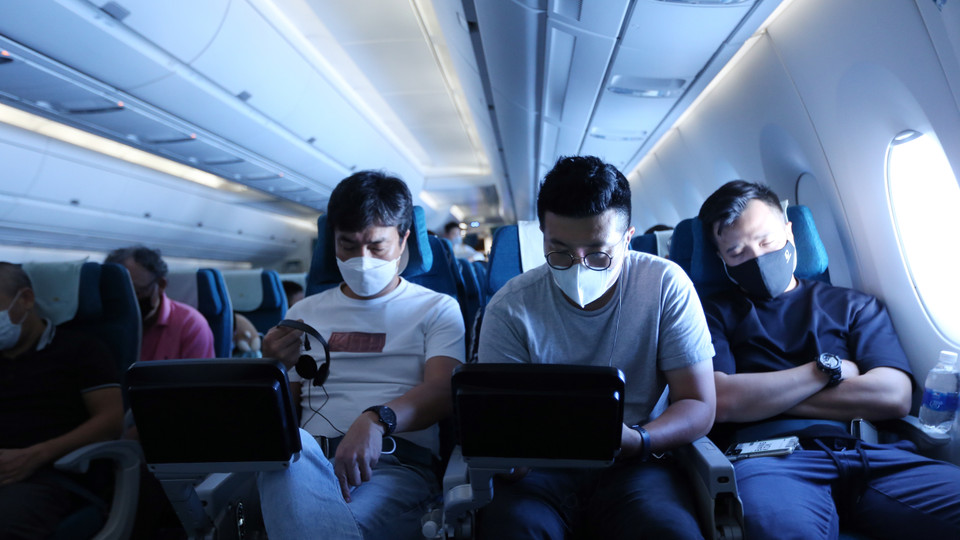 Việc đeo khẩu trang được duy trì và thực hiện trên suốt chuyến bay. (Ảnh: CTV/Vietnam+)