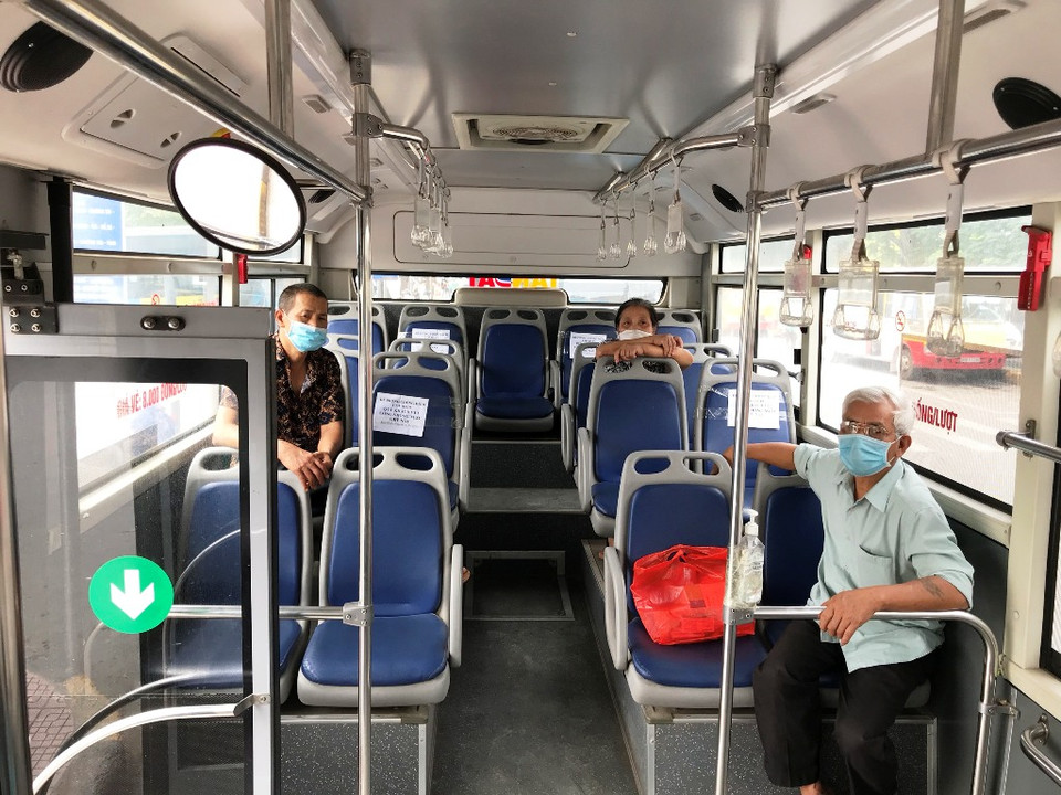 Giãn cách ghế ngồi và không được chở quá 50% số ghế cũng đã được thực hiện triệt để trên xe buýt. (Ảnh: CTV/Vietnam+)
