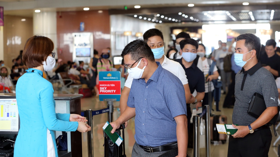 Sau khi hoàn tất các thủ tục phòng dịch, hành khách mới được lên máy bay. (Ảnh: CTV/Vietnam+)