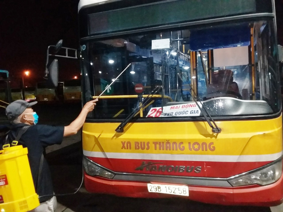Xe buýt của Tổng công ty Vận tải Hà Nội cũng được phun dung dịch khử khuẩn để phòng chống COVID-19. (Ảnh: CTV/Vietnam+)