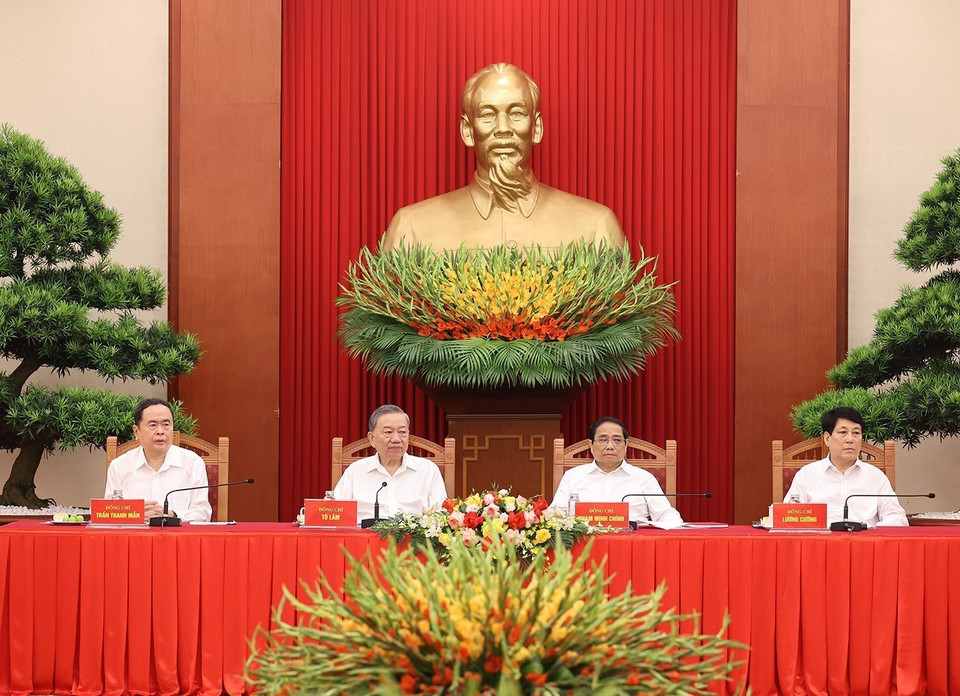 Tổng Bí thư, Chủ tịch nước Tô Lâm, Thủ tướng Phạm Minh Chính, Chủ tịch Quốc hội Trần Thanh Mẫn và Thường trực Ban Bí thư Lương Cường chủ trì buổi gặp mặt. (Ảnh: Trí Dũng/TTXVN)