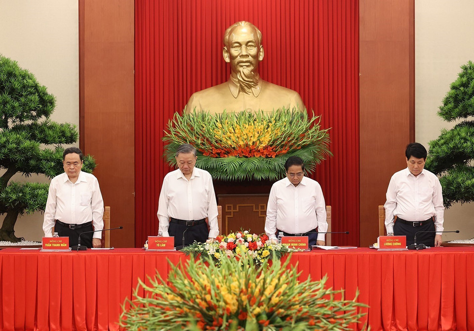 Tổng Bí thư, Chủ tịch nước Tô Lâm, Thủ tướng Phạm Minh Chính, Chủ tịch Quốc hội Trần Thanh Mẫn và Thường trực Ban Bí thư Lương Cường dành một phút mặc niệm Tổng Bí thư Nguyễn Phú Trọng. (Ảnh: Trí Dũng/TTXVN)