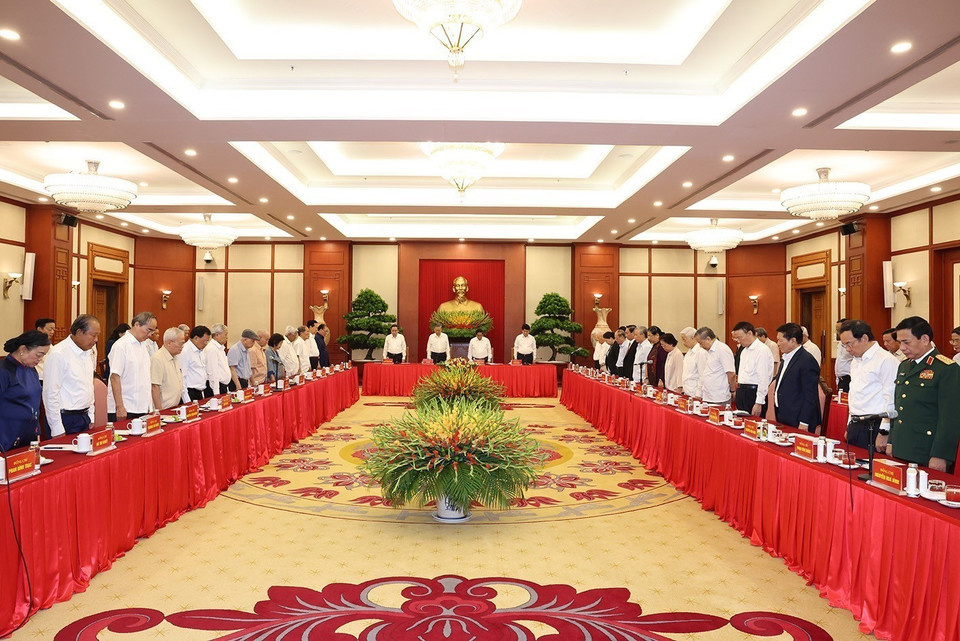 Các đồng chí Lãnh đạo, nguyên Lãnh đạo Đảng, Nhà nước dành một phút mặc niệm Tổng Bí thư Nguyễn Phú Trọng. (Ảnh: Trí Dũng/ TTXVN)