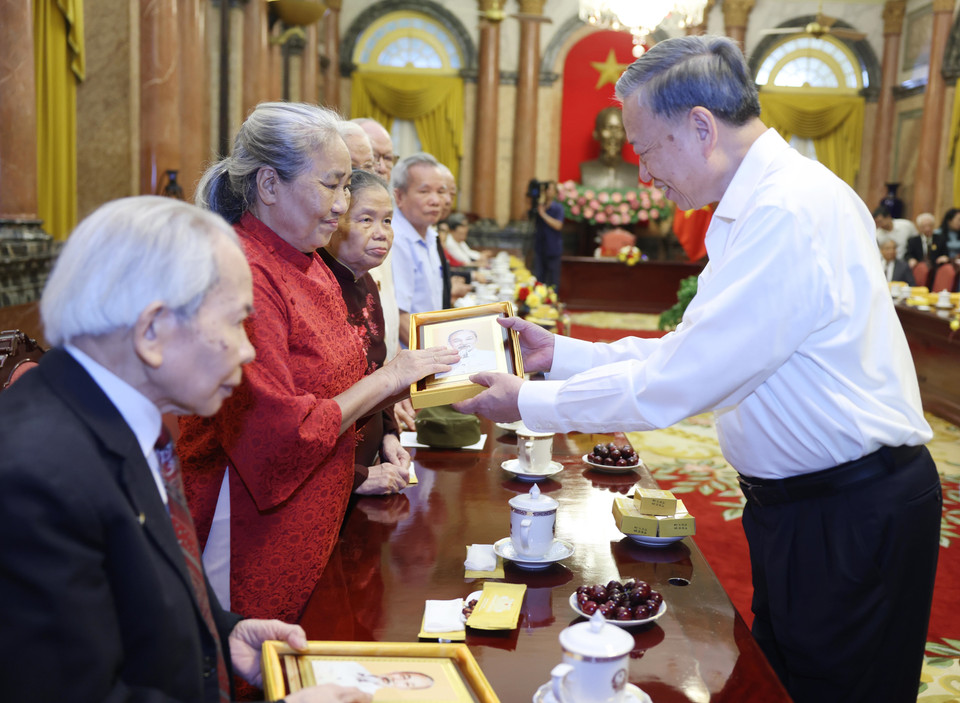 Tổng Bí thư, Chủ tịch nước Tô Lâm tặng ảnh chân dung Chủ tịch Hồ Chí Minh cho các cán bộ từng phục vụ Người tại Phủ Chủ tịch giai đoạn 1954-1969. (Ảnh: Lâm Khánh/ TTXVN)