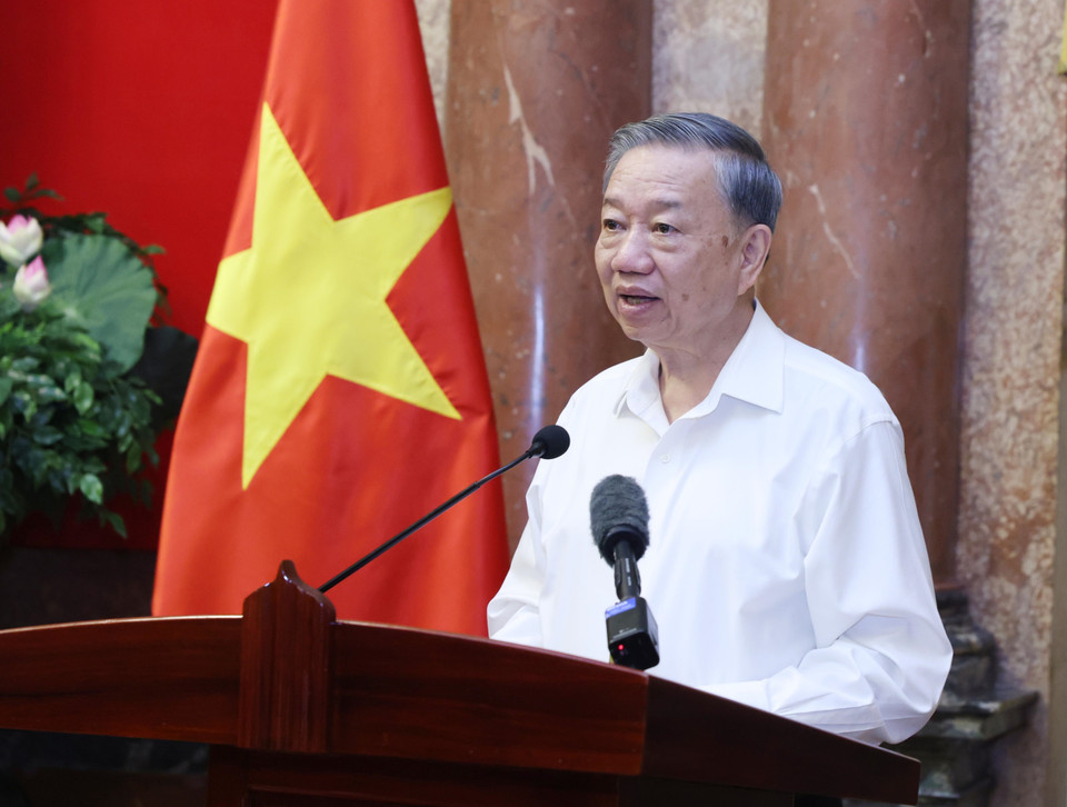 Tổng Bí thư, Chủ tịch nước Tô Lâm nói chuyện với các cán bộ từng phục vụ Chủ tịch Hồ Chí Minh tại Phủ Chủ tịch giai đoạn 1954-1969. (Ảnh: Lâm Khánh/TTXVN)