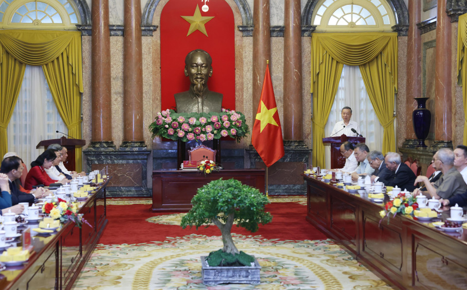 Tổng Bí thư, Chủ tịch nước Tô Lâm nói chuyện với các cán bộ từng phục vụ Chủ tịch Hồ Chí Minh tại Phủ Chủ tịch giai đoạn 1954-1969. (Ảnh: Lâm Khánh/TTXVN)