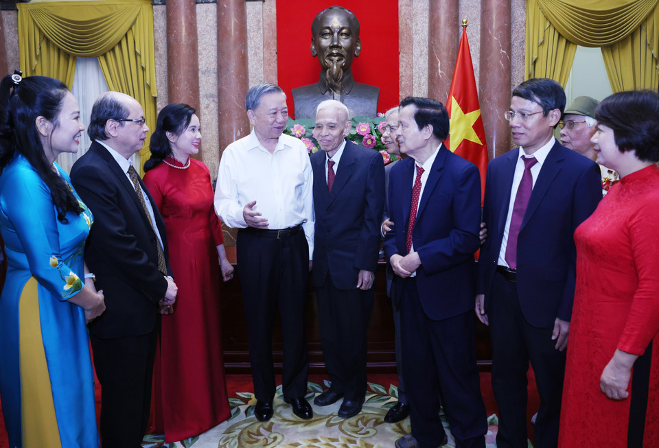 Tổng Bí thư, Chủ tịch nước Tô Lâm với các cán bộ từng phục vụ Chủ tịch Hồ Chí Minh tại Phủ Chủ tịch giai đoạn 1954-1969. (Ảnh: Lâm Khánh/TTXVN)