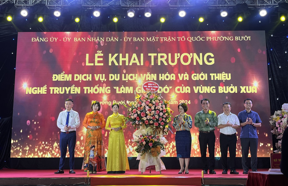 Khai trương Điểm dịch vụ, du lịch văn hóa và giới thiệu nghề truyền thống làm giấy Dó của vùng Bưởi xưa.(Ảnh: Minh Ngọc/TTXVN phát)