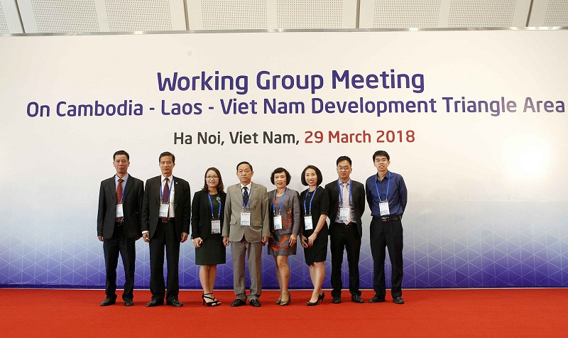Các đại biểu Đoàn Việt Nam tham dự cuộc họp chụp ảnh chung. (Ảnh: TTXVN)