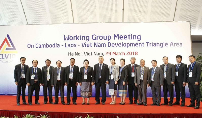 Các đại biểu Đoàn Cộng hòa Dân chủ Nhân dân Lào tham dự cuộc họp chụp ảnh chung. (Ảnh: TTXVN)