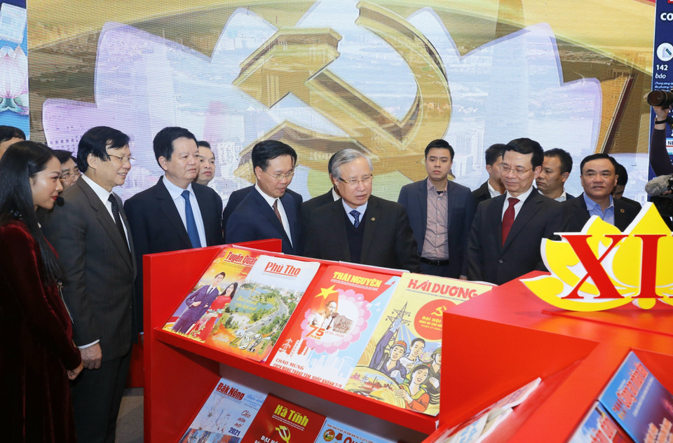  Ủy viên Bộ Chính trị, Thường trực Ban Bí thư Trần Quốc Vượng; Ủy viên Bộ Chính trị, Bí thư Trung ương Đảng, Trưởng Ban Tuyên giáo Trung ương Võ Văn Thưởng và các đại biểu thăm quan Trưng bày sách, báo tại Trung tâm Hội nghị quốc gia. (Ảnh: Doãn Tấn/TTXVN)