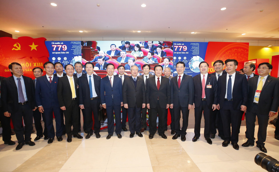 Ủy viên Bộ Chính trị, Thường trực Ban Bí thư Trần Quốc Vượng; Ủy viên Bộ Chính trị, Bí thư Trung ương Đảng, Trưởng Ban Tuyên giáo Trung ương Võ Văn Thưởng và các đại biểu thăm quan Trưng bày sách, báo tại Trung tâm Hội nghị quốc gia. (Ảnh: Doãn Tấn/TTXVN)