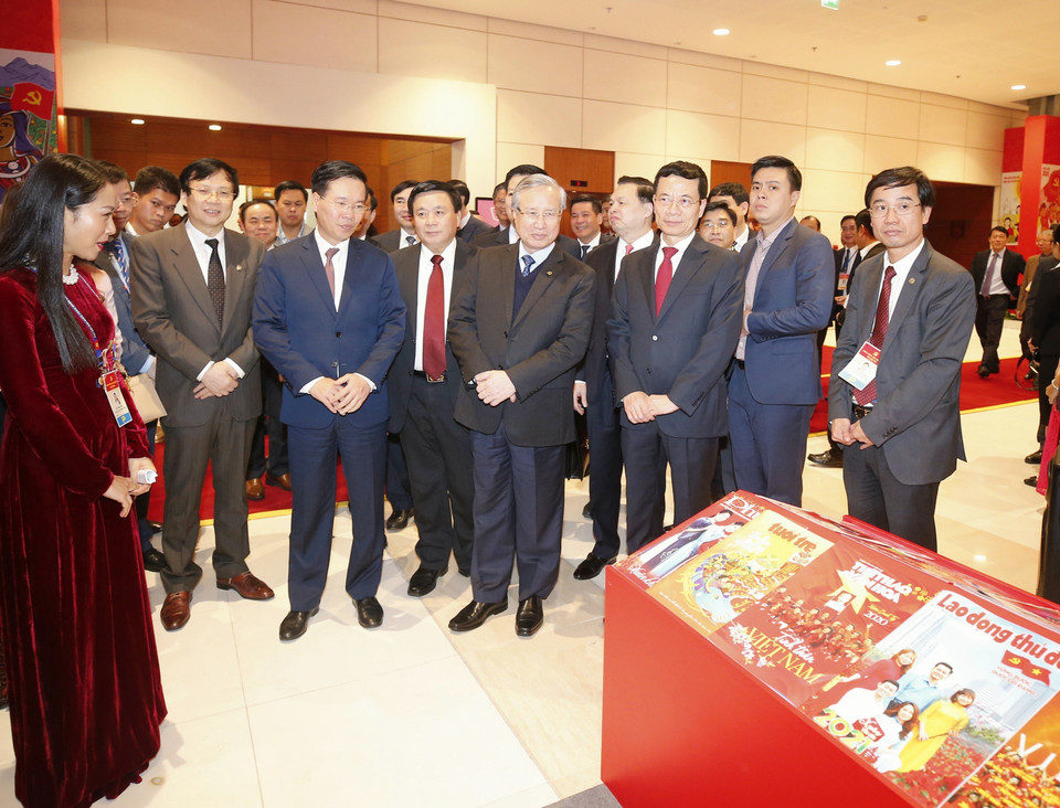 Ủy viên Bộ Chính trị, Thường trực Ban Bí thư Trần Quốc Vượng; Ủy viên Bộ Chính trị, Bí thư Trung ương Đảng, Trưởng Ban Tuyên giáo Trung ương Võ Văn Thưởng và các đại biểu thăm quan Trưng bày sách, báo tại Trung tâm Hội nghị quốc gia. (Ảnh: Doãn Tấn/TTXVN)