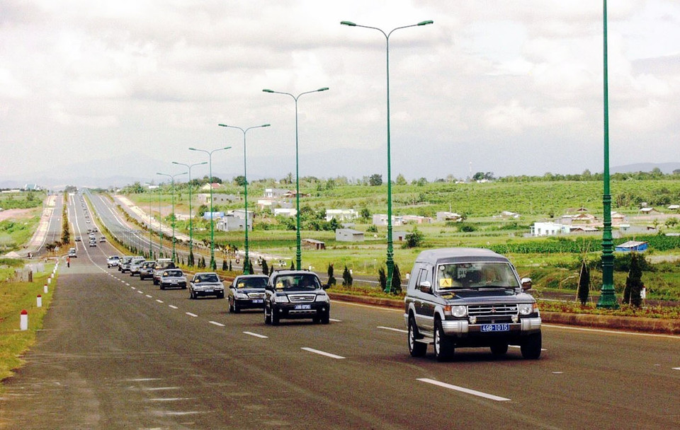 Ngày 29/6/2008, tỉnh Lâm Đồng thông xe tuyến đường cao tốc Liên Khương (huyện Đức Trọng)- Chân đèo Prenn (Đà Lạt ) dài 19,2 km, nối liền sân bay Liên Khương với thành phố Đà Lạt, sau hơn 4 năm thi công. (Ảnh: Phan Văn Đông/TTXVN)
