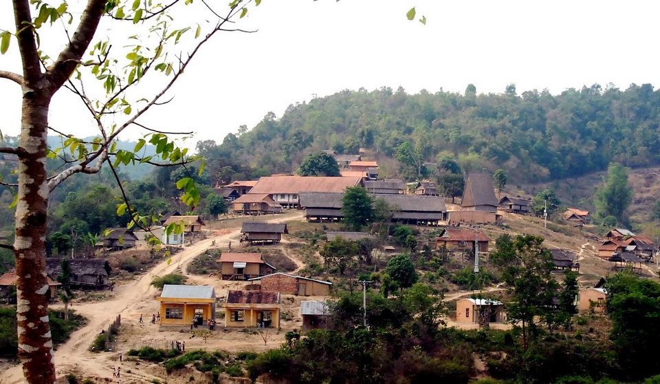 Làng mới được xây dựng ở xã Hà Đông (Kon Tum) phục vụ tái định cư cho đồng bào Ba Na. (Ảnh: Sỹ Huynh/TTXVN)