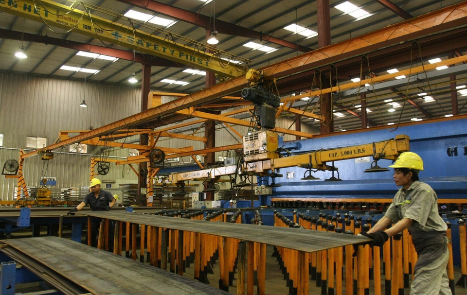 Sản xuất thép kết cấu tại Công ty TNHH Zamil Steel Việt Nam (100% vốn đầu tư nước ngoài) tại Khu công nghiệp Nội Bài, Hà Nội (năm 2009). (Ảnh: Huy Hùng/TTXVN)