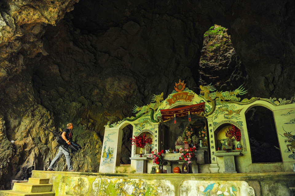 Điện thờ Linh từ Quốc mẫu Trần Thị Dung với lối kiến trúc đình, chùa đặc trưng, trang trí, khánh tiết bằng những bức phù điêu, chạm khắc rồng, phượng rất tinh tế, đặc sắc. (Ảnh: Minh Đức/TTXVN)