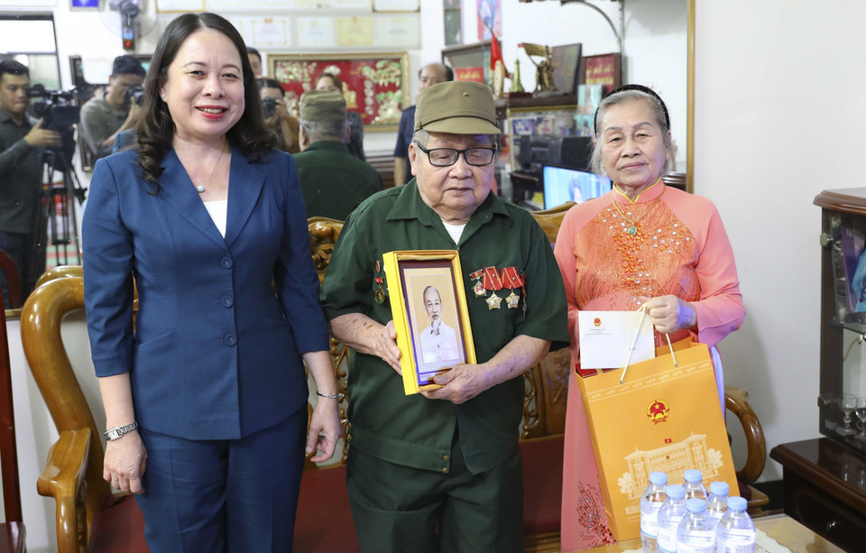 Quyền Chủ tịch nước Võ Thị Ánh Xuân thăm, tặng quà Chiến sỹ Điện Biên Nguyễn Hữu Chấp. (Ảnh: Xuân Tư/TTXVN)